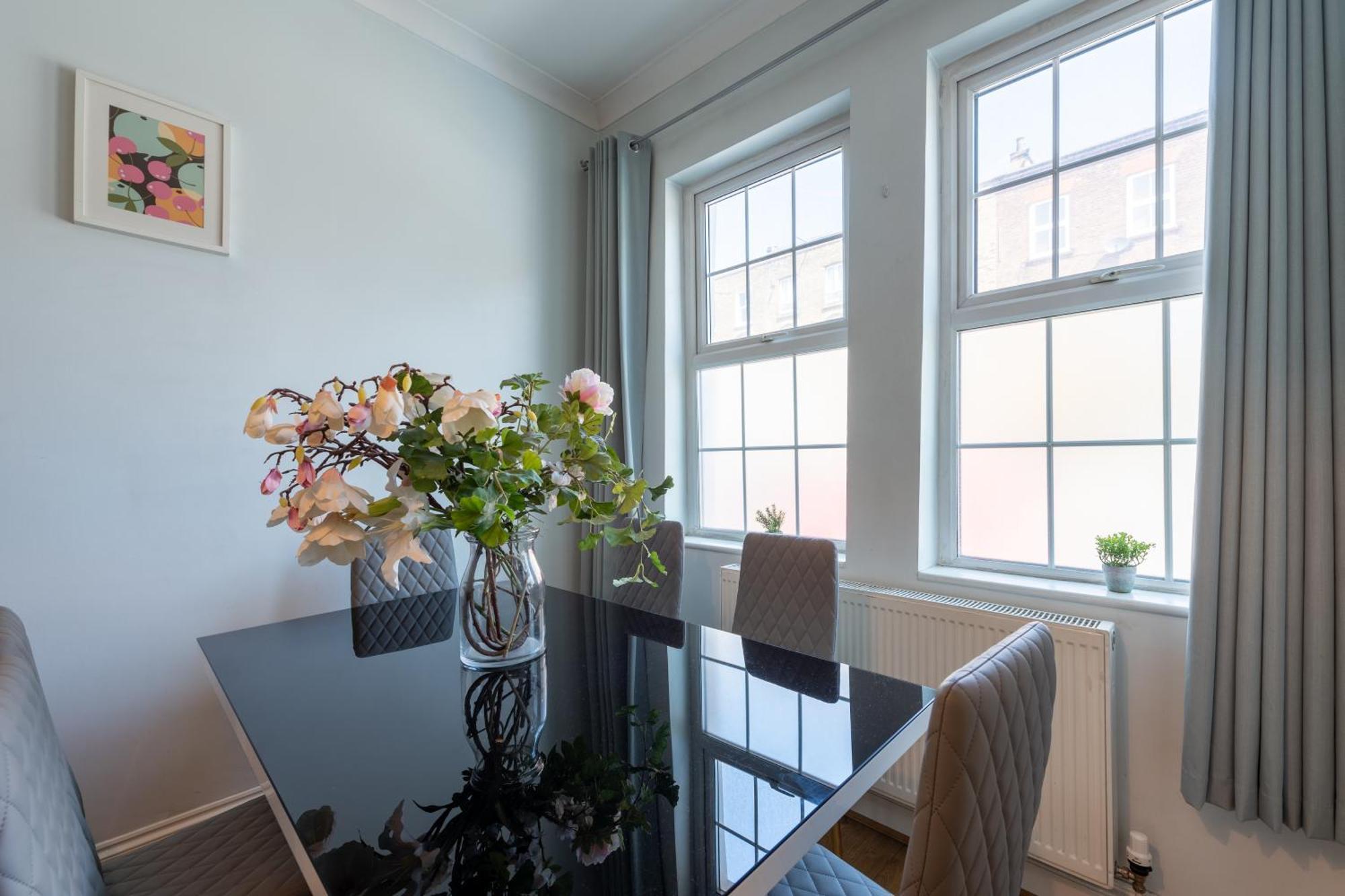 Spacious Comfy 2Br Flat ロンドン エクステリア 写真