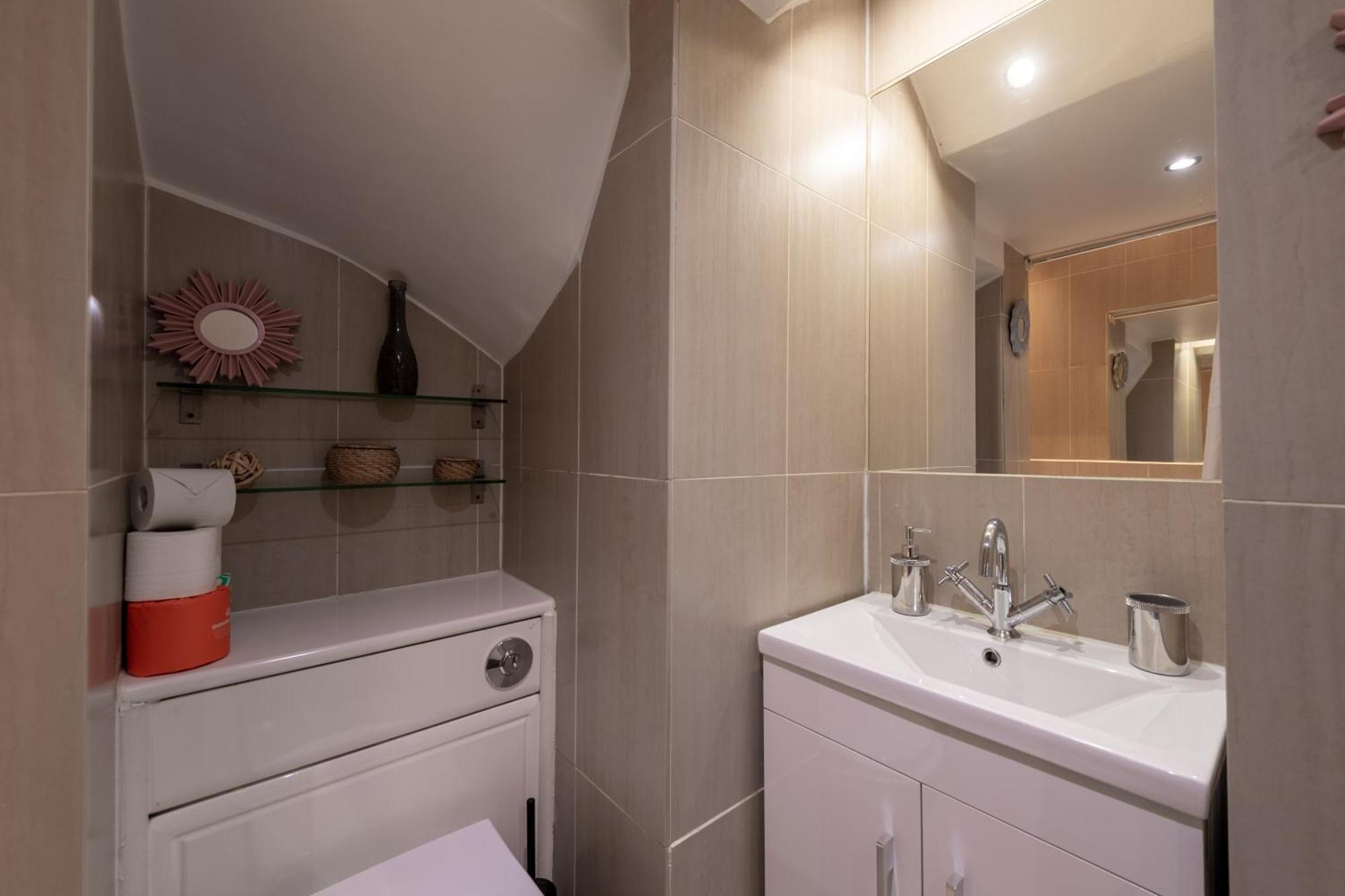 Spacious Comfy 2Br Flat ロンドン エクステリア 写真